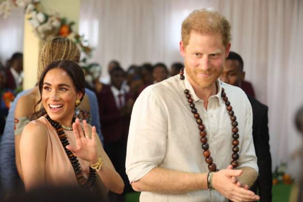 Harry and Meghan Arrive Abuja School, Gifted with necklaces
